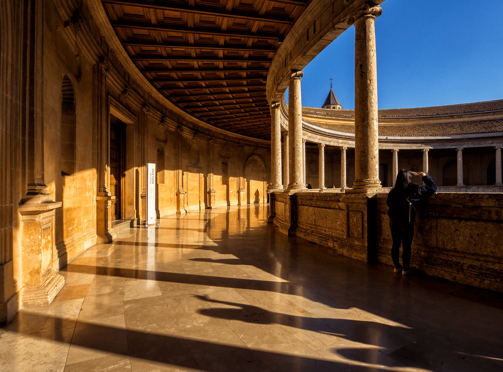 Dentro del palacio de Carlos V con una hermosa arquitectura.